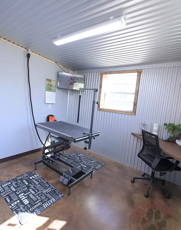 The grooming room with a hydraulic grooming table